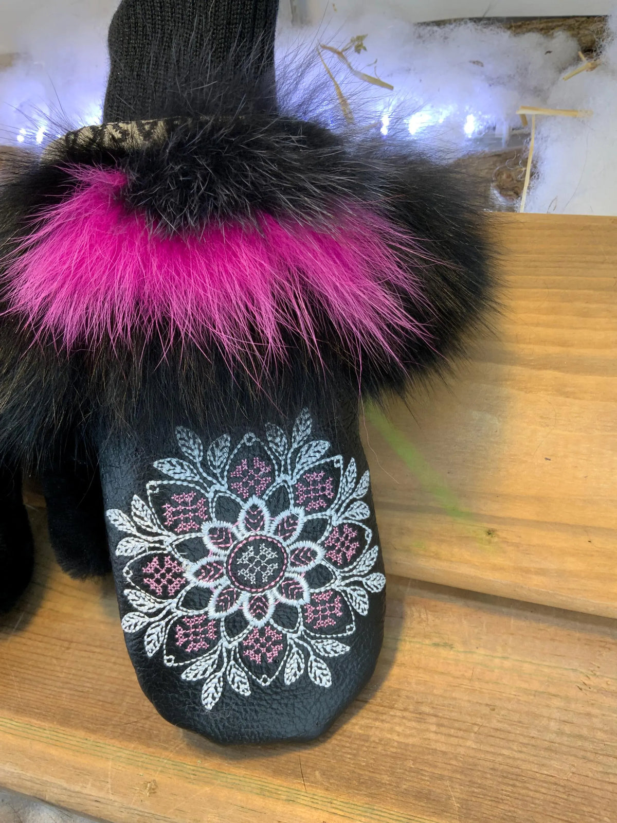 Mitaines de ville Simone faites à la main au Québec en fourrure recyclée patchwork avec broderie mandala artistique grandeur Small