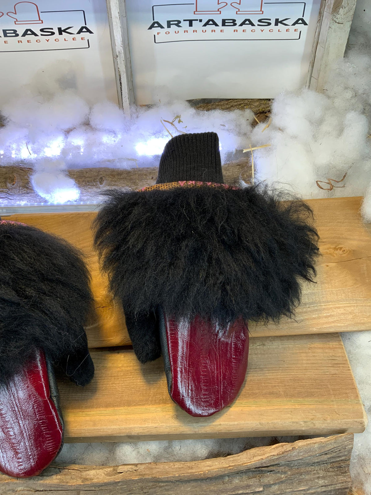 Mitaines de ville Jeanne faites à la main au Québec cuir rouge et fourrure recyclée mouton noir grandeur Small