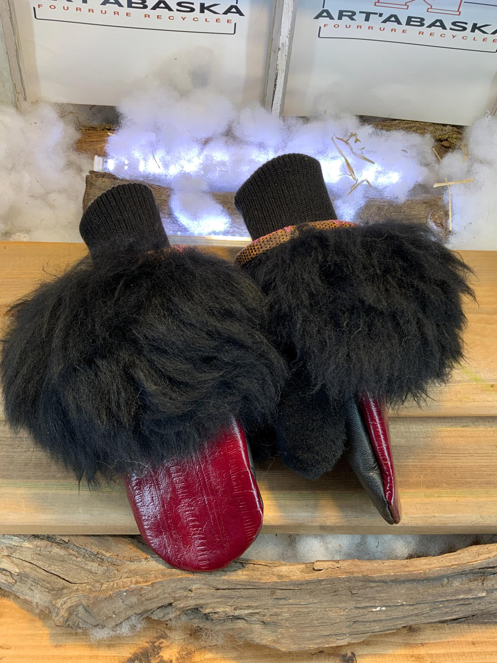 Mitaines de ville Jeanne faites à la main au Québec cuir rouge et fourrure recyclée mouton noir grandeur Small