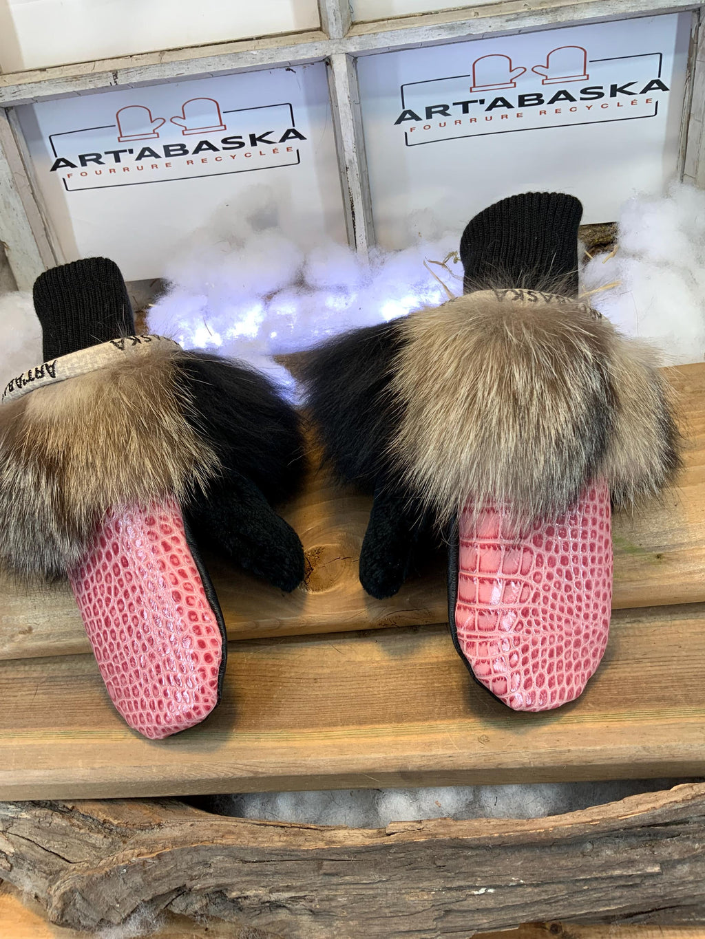 Mitaines de ville Suzanne faites à la main au Québec cuir rose croco et fourrure recyclée grandeur Small