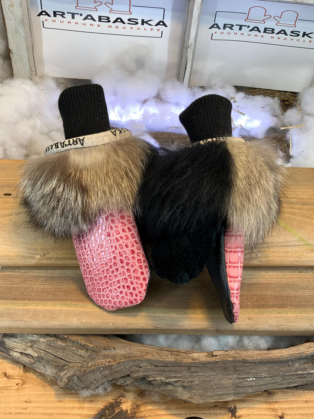 Mitaines de ville Suzanne faites à la main au Québec cuir rose croco et fourrure recyclée grandeur Small