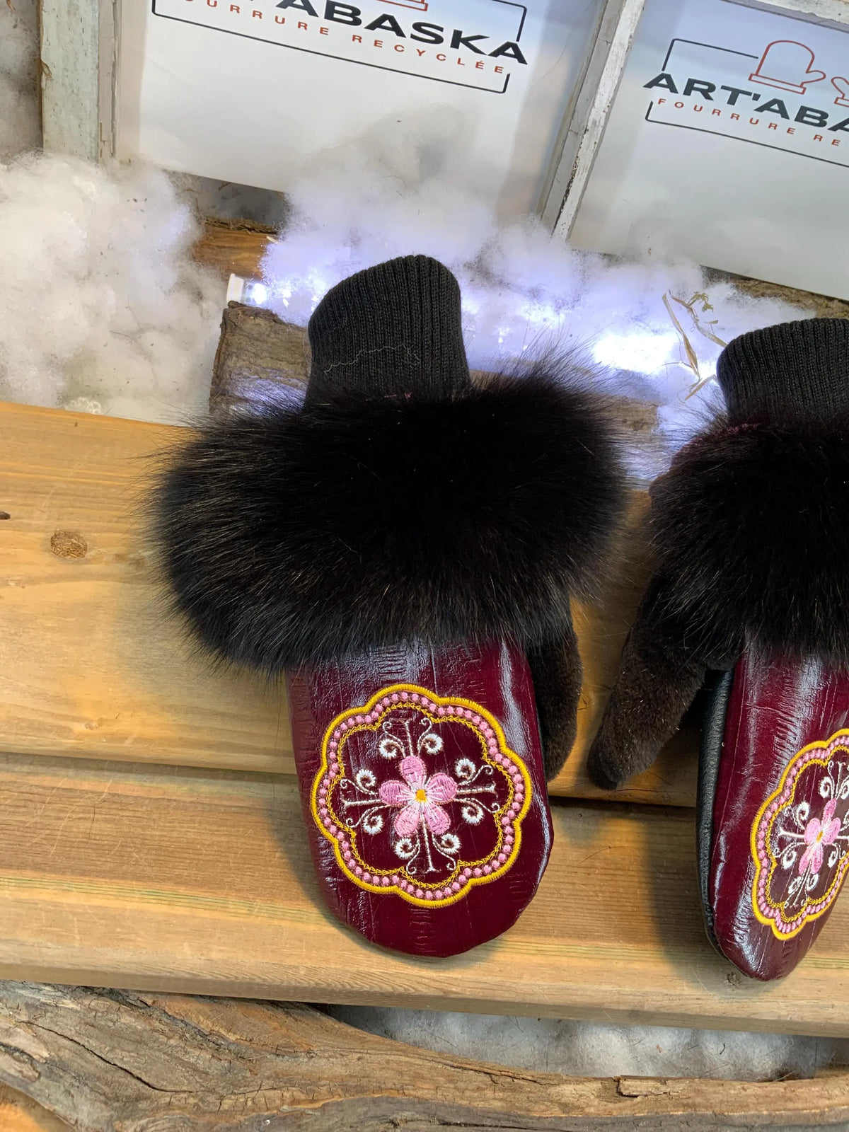 Mitaines de ville Orianna faites à la main au Québec cuir rouge foncé mandala brodé et fourrure recyclée grandeur Small