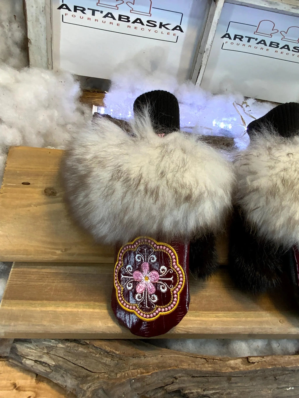 Mitaines de ville Véronique faites à la main au Québec en fourrure recyclée avec cuir rouge texturé et broderie mandala artistique grandeur Small