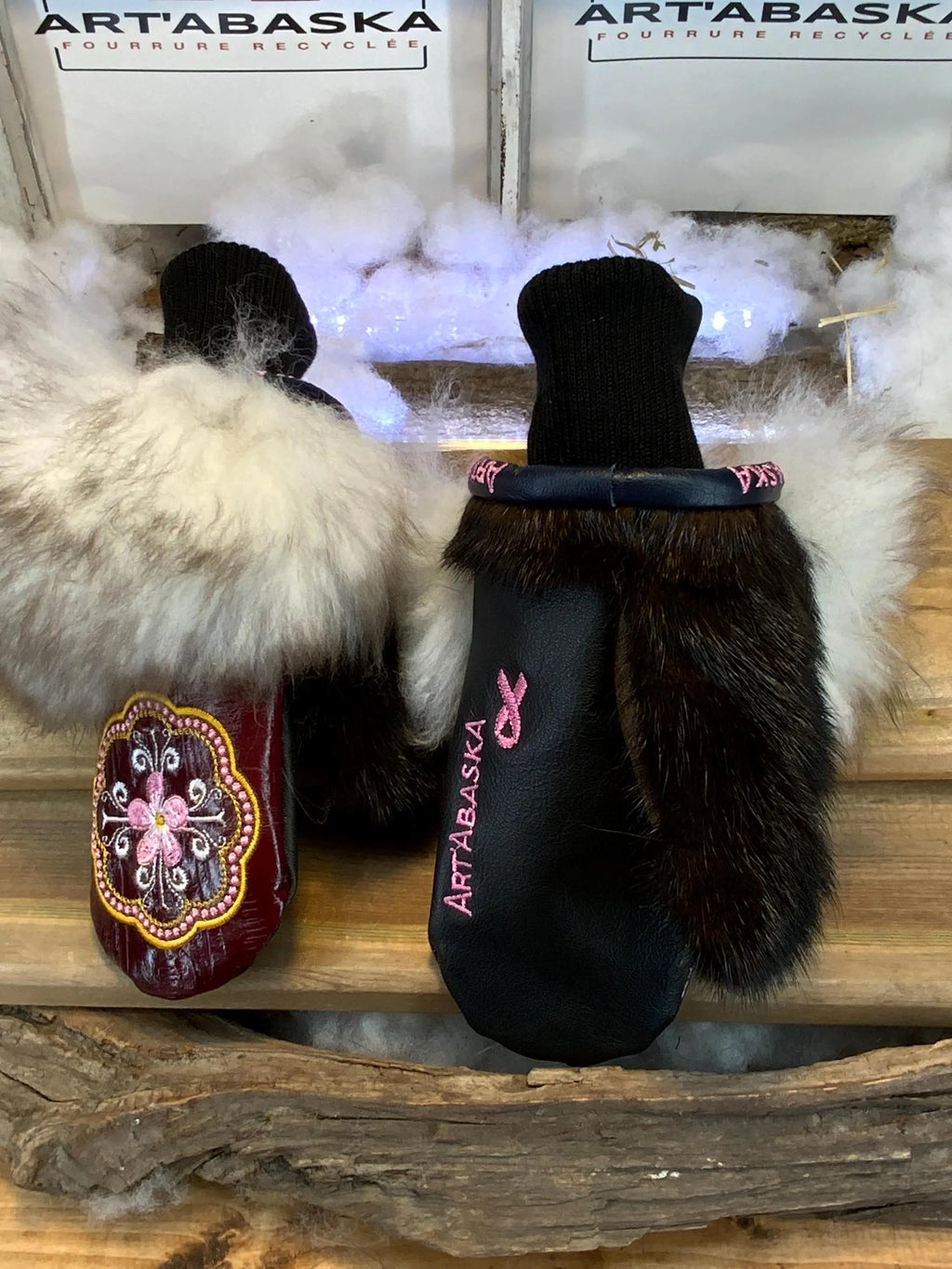 Mitaines de ville Véronique faites à la main au Québec en fourrure recyclée avec cuir rouge texturé et broderie mandala artistique grandeur Small