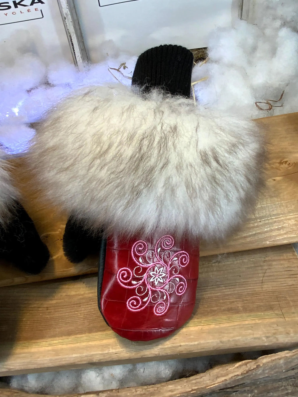 Small Pierrette City Mittens in recycled fur – Handmade in Quebec – Light, elegant, urban comfort – ArtAbaska