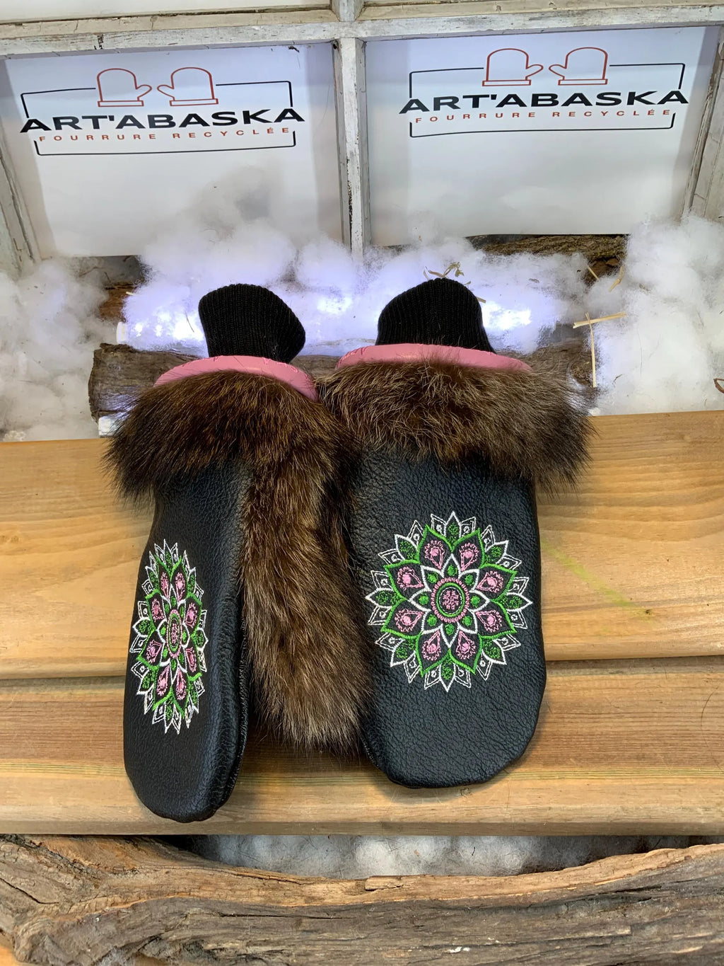Mitaines de ville Jeannine faites à la main au Québec en fourrure recyclée avec cuir italien noir texturé et broderie mandala artistique grandeur Medium