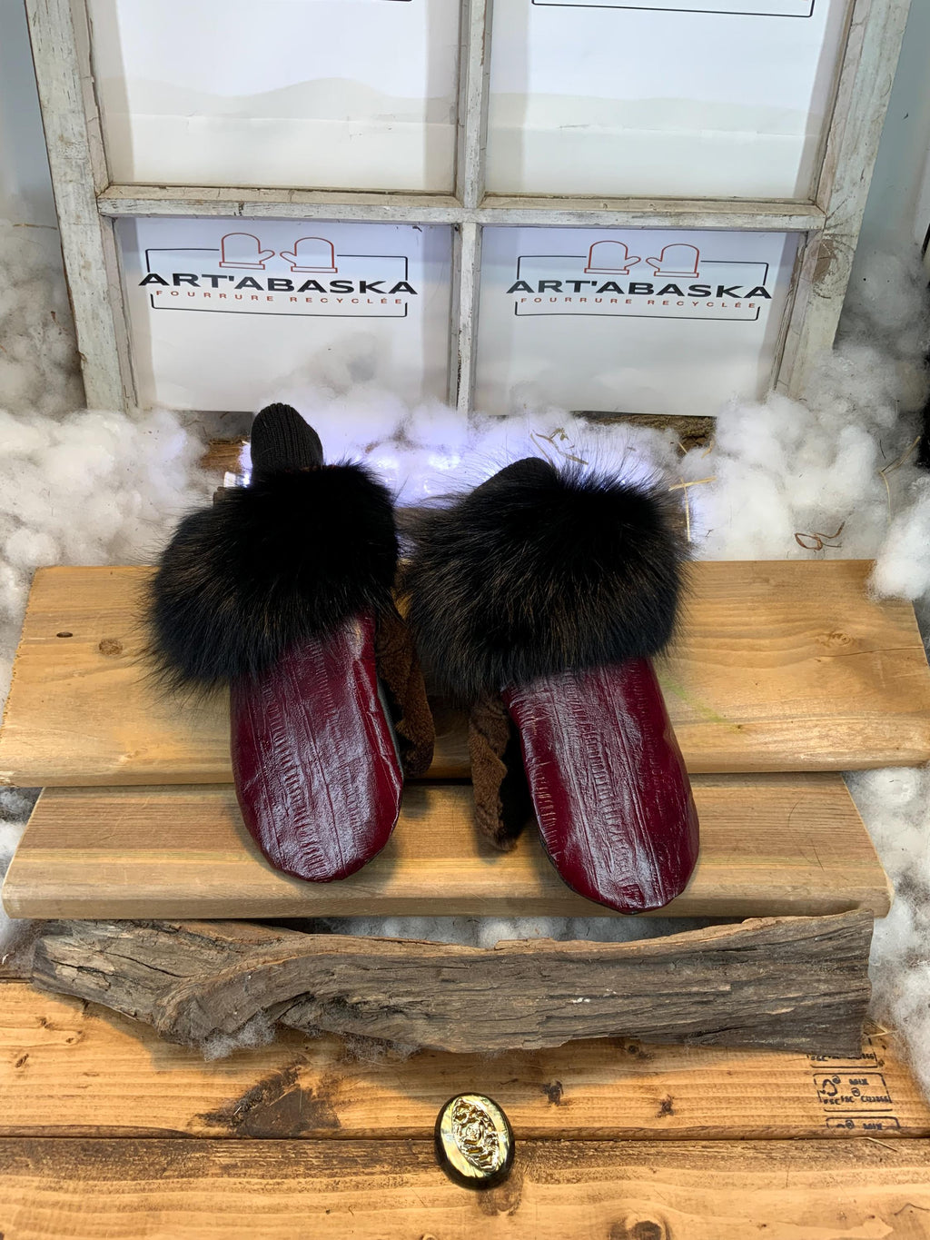 Mitaines de ville Fernande faites à la main au Québec en fourrure recyclée avec cuir italien texturé style anguille grandeur Medium