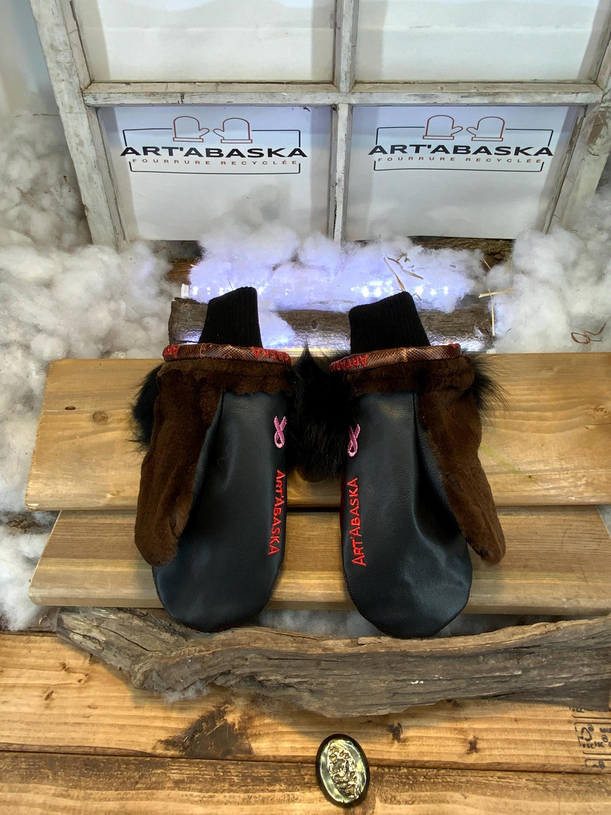 Mitaines de ville Fernande faites à la main au Québec en fourrure recyclée avec cuir italien texturé style anguille grandeur Medium