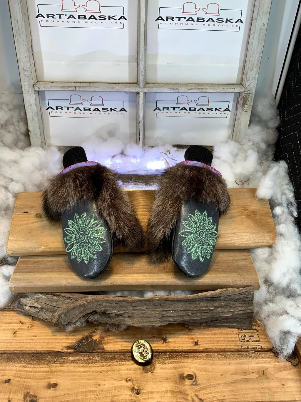 Mitaines de ville Odette faites à la main au Québec en fourrure recyclée avec cuir gris et broderie mandala vert grandeur Medium