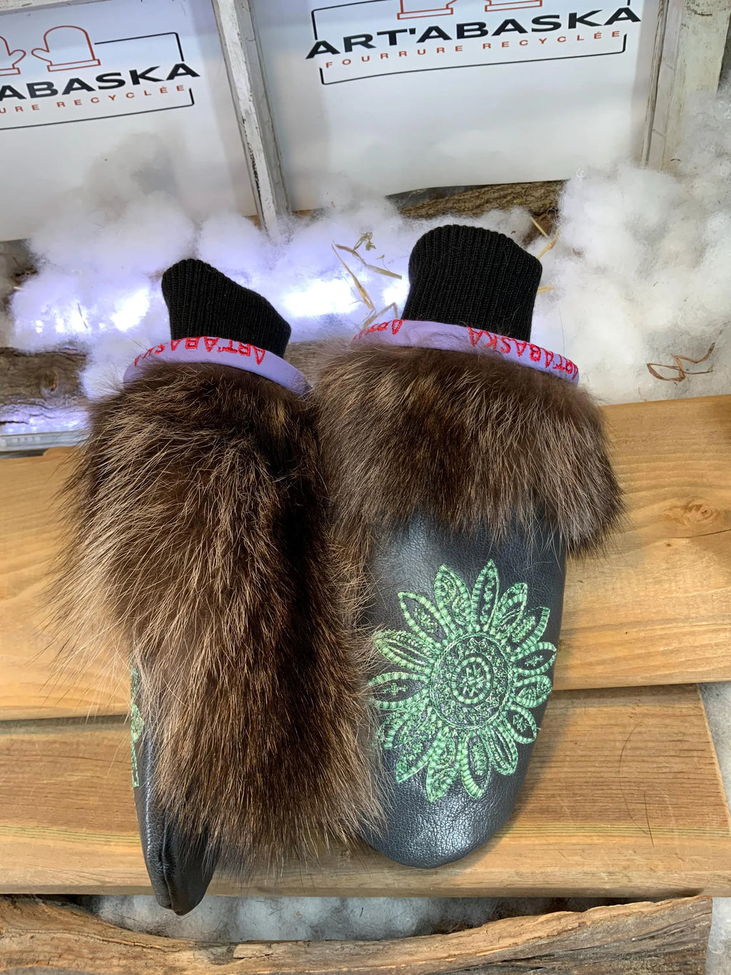 Mitaines de ville Odette faites à la main au Québec en fourrure recyclée avec cuir gris et broderie mandala vert grandeur Medium