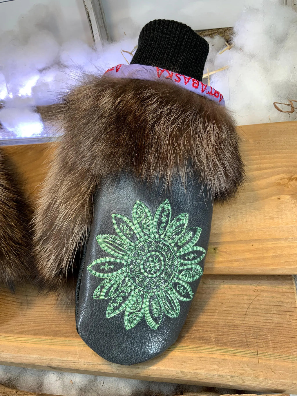 Mitaines de ville Odette faites à la main au Québec en fourrure recyclée avec cuir gris et broderie mandala vert grandeur Medium