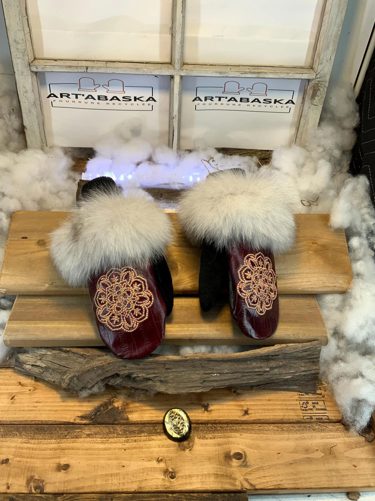 Mitaines de ville Francine faites à la main au Québec en fourrure recyclée avec cuir italien rouge et broderie mandala multicolore grandeur Medium