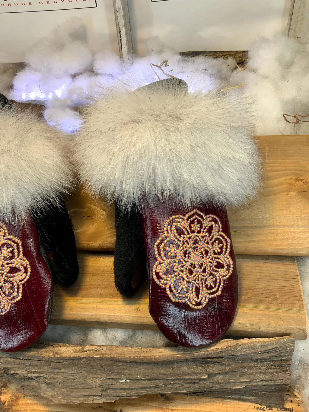 Mitaines de ville Francine faites à la main au Québec en fourrure recyclée avec cuir italien rouge et broderie mandala multicolore grandeur Medium