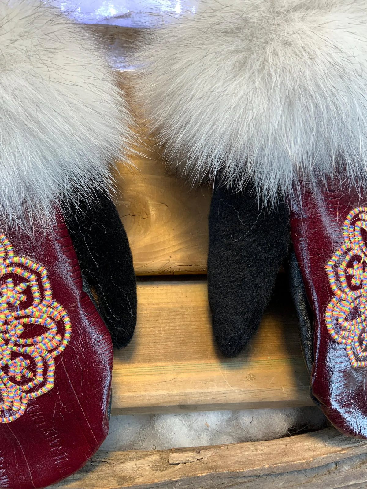 Mitaines de ville Francine faites à la main au Québec en fourrure recyclée avec cuir italien rouge et broderie mandala multicolore grandeur Medium