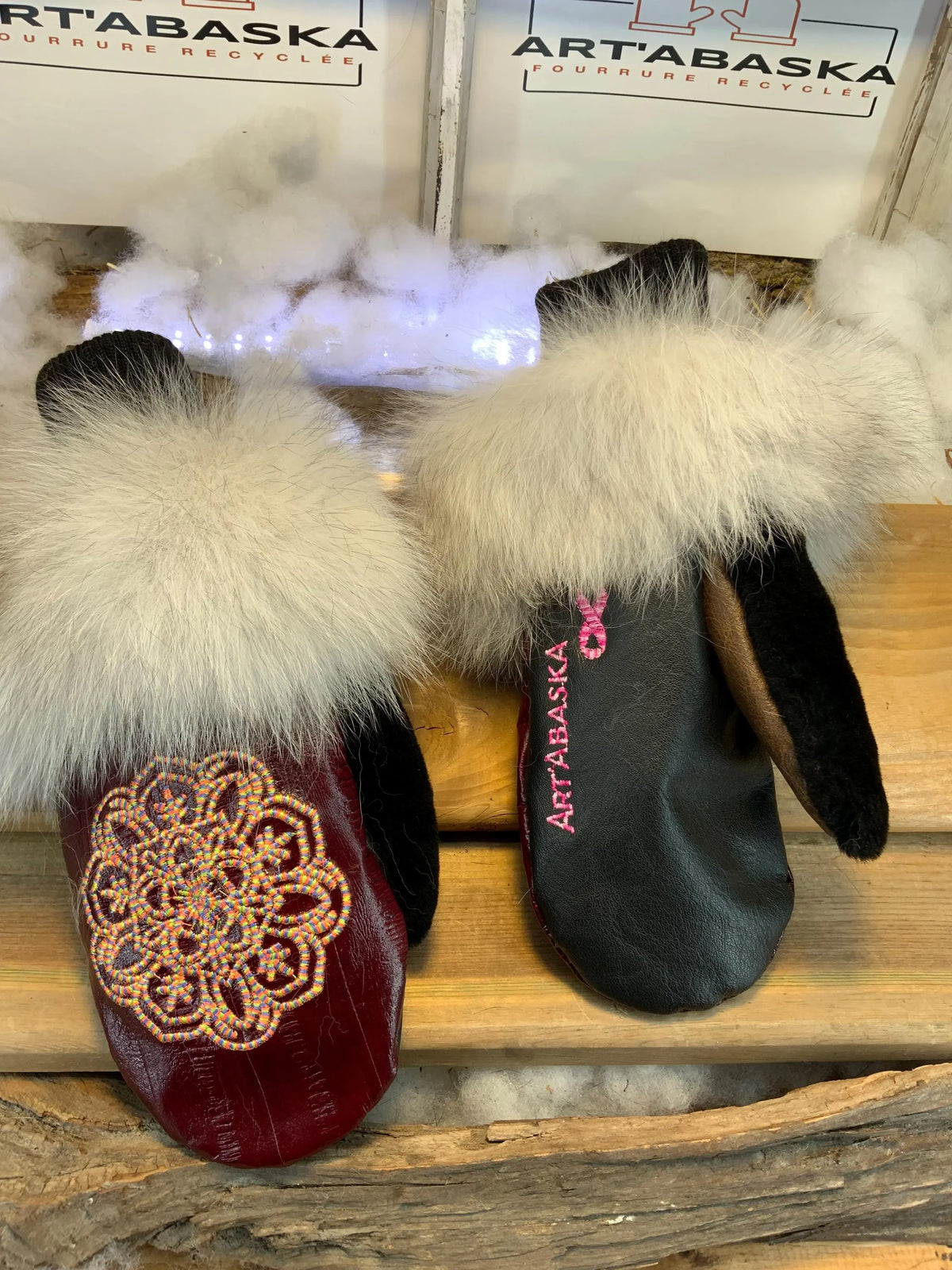 Mitaines de ville Francine faites à la main au Québec en fourrure recyclée avec cuir italien rouge et broderie mandala multicolore grandeur Medium