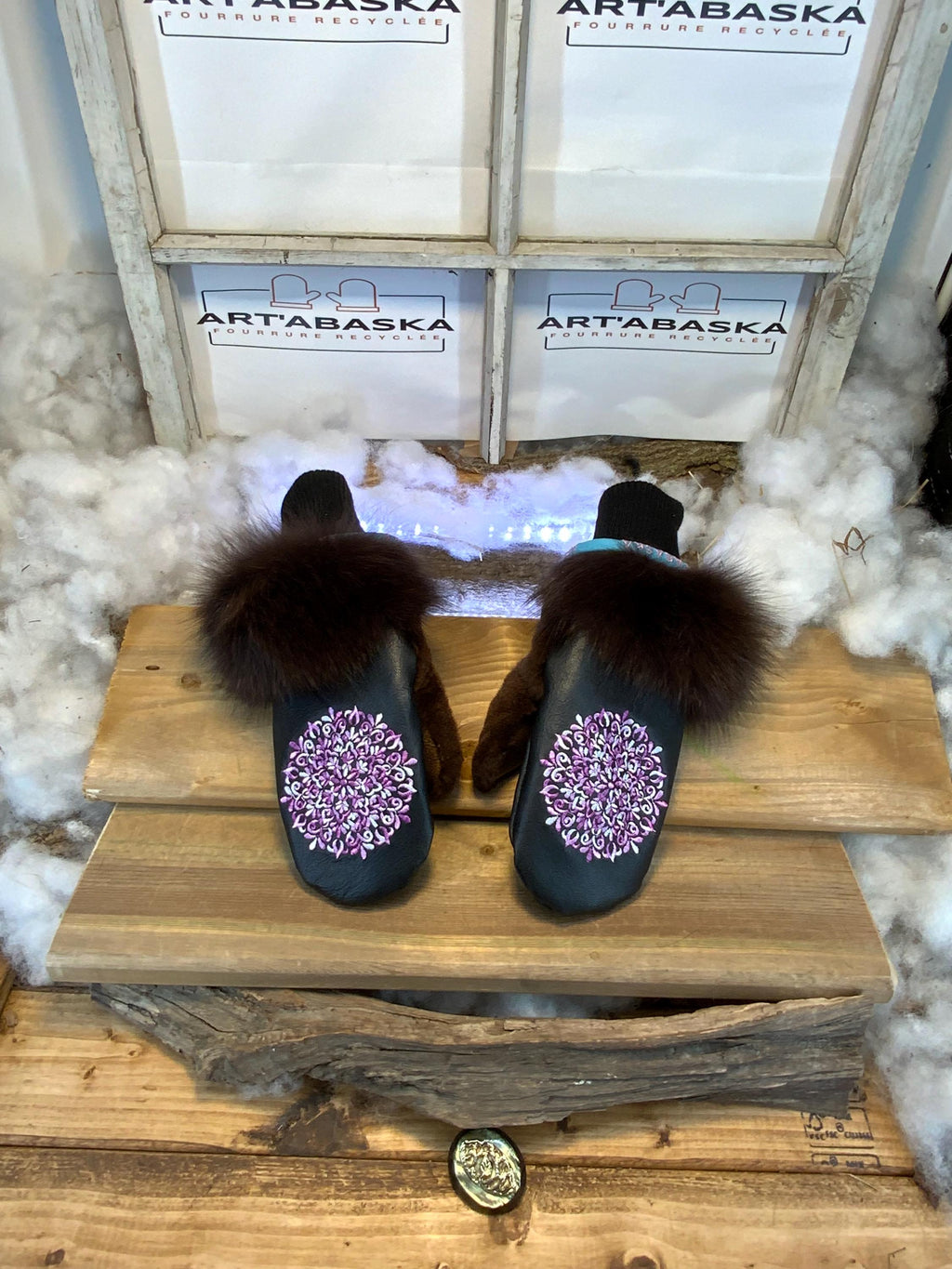 Mitaines de ville Diane faites à la main au Québec en fourrure recyclée avec cuir italien noir et broderie mandala multicolore artistique grandeur Medium