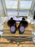 Mitaines de ville Diane faites à la main au Québec en fourrure recyclée avec cuir italien noir et broderie mandala multicolore artistique grandeur Medium