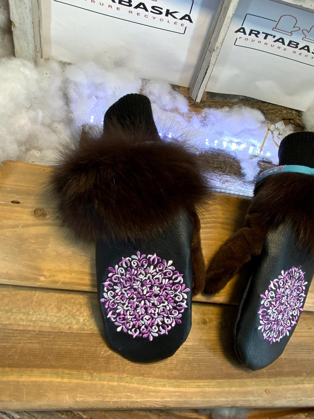 Mitaines de ville Diane faites à la main au Québec en fourrure recyclée avec cuir italien noir et broderie mandala multicolore artistique grandeur Medium