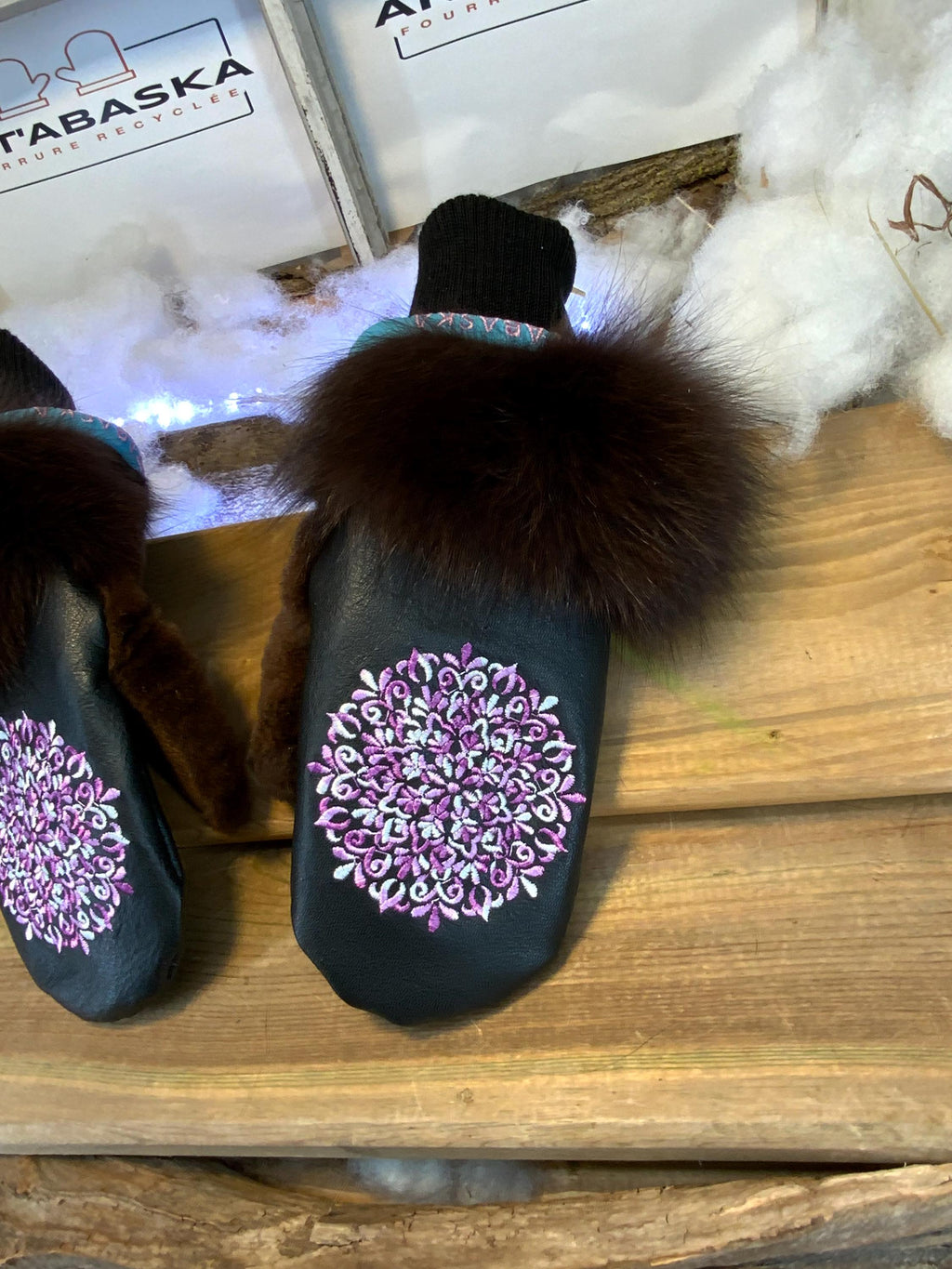 Mitaines de ville Diane faites à la main au Québec en fourrure recyclée avec cuir italien noir et broderie mandala multicolore artistique grandeur Medium