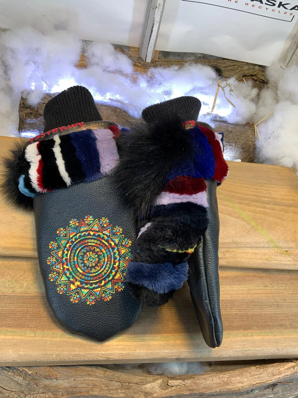 Mitaines de ville Estelle faites à la main au Québec en fourrure recyclée patchwork avec broderie mandala solaire multicolore grandeur Medium