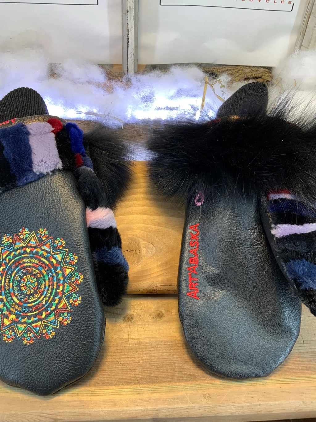 Mitaines de ville Estelle faites à la main au Québec en fourrure recyclée patchwork avec broderie mandala solaire multicolore grandeur Medium