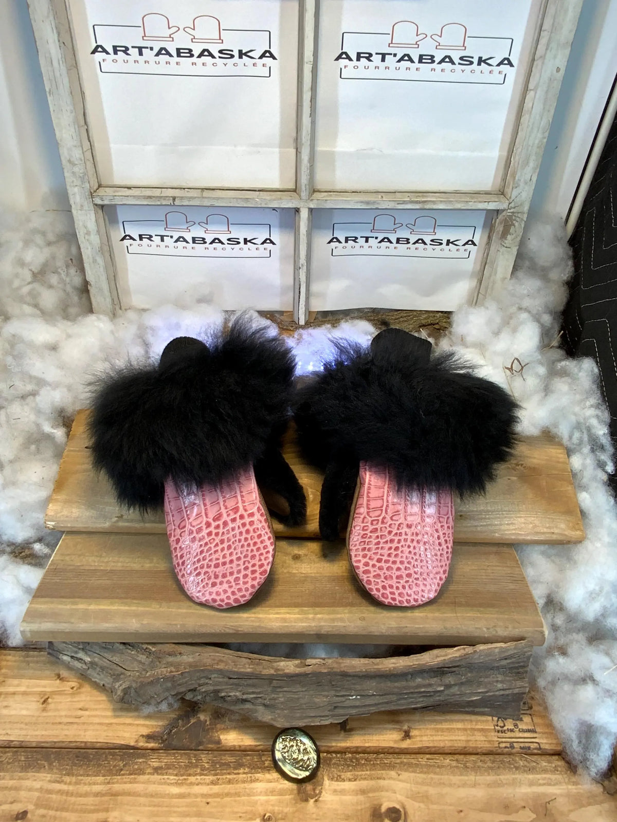 Mitaines de ville Thérèse faites à la main au Québec en fourrure recyclée avec cuir italien rose texturé Médium