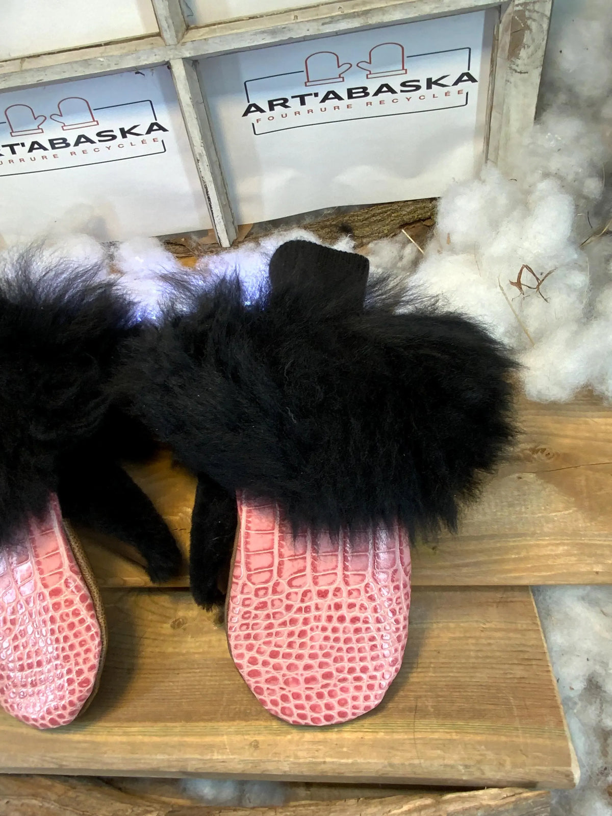 Mitaines de ville Thérèse faites à la main au Québec en fourrure recyclée avec cuir italien rose texturé Médium