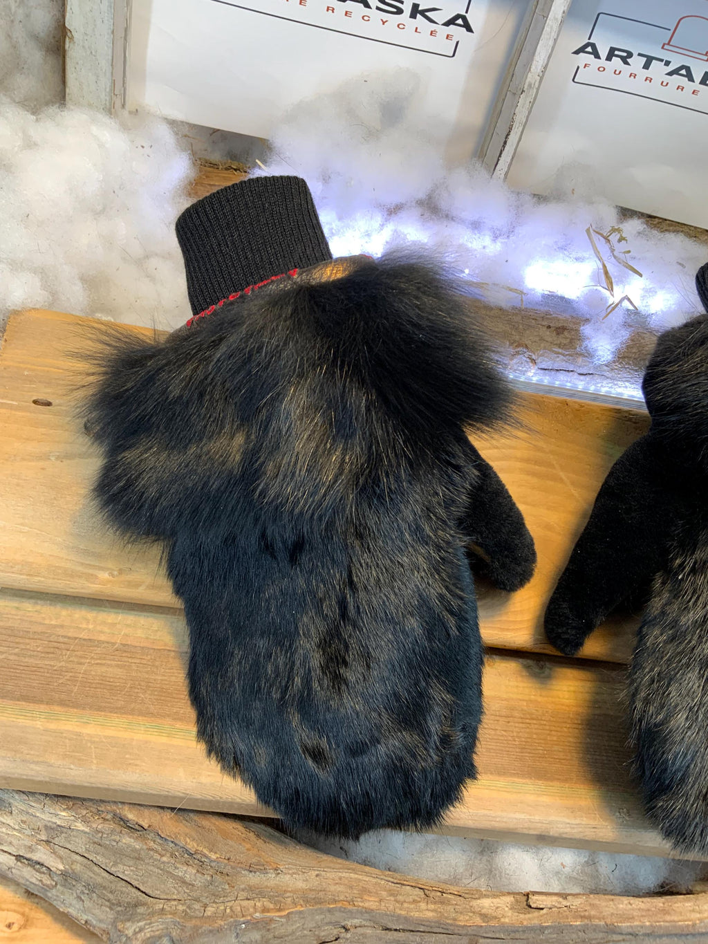 Mitaines de ville Estelle Black Edition faites à la main au Québec en fourrure recyclée noire et cuir brodé grandeur Medium