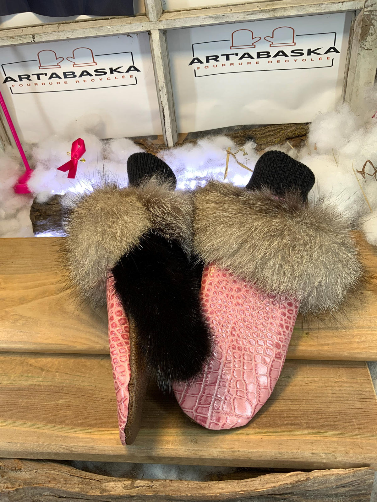 Mitaines de ville Ginette faites à la main au Québec en cuir italien rose croco et fourrure recyclée grandeur Medium