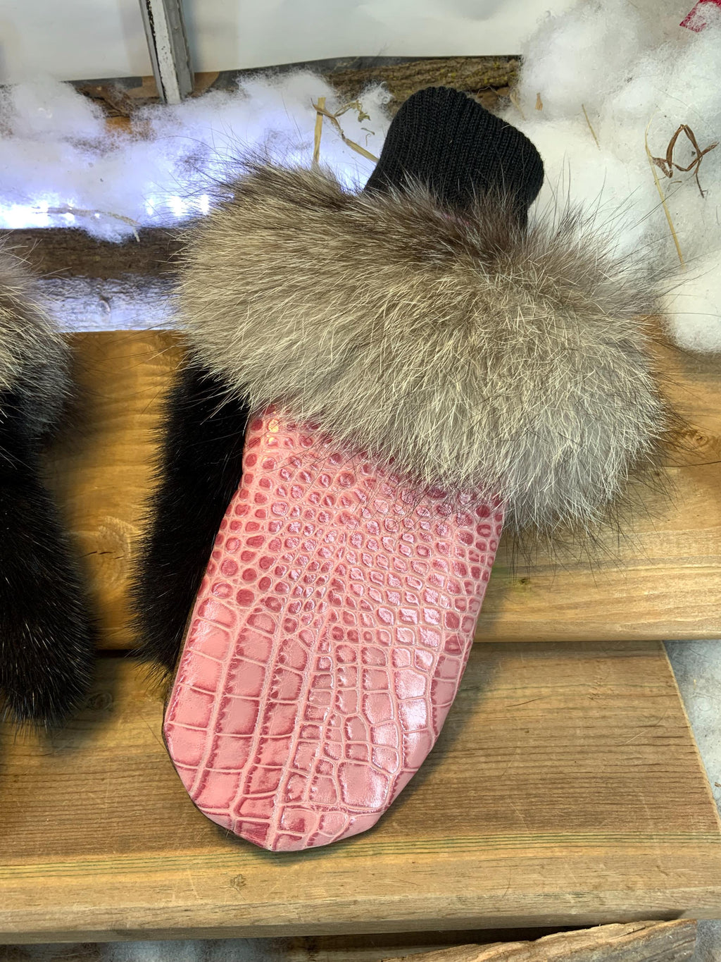 Mitaines de ville Ginette faites à la main au Québec en cuir italien rose croco et fourrure recyclée grandeur Medium