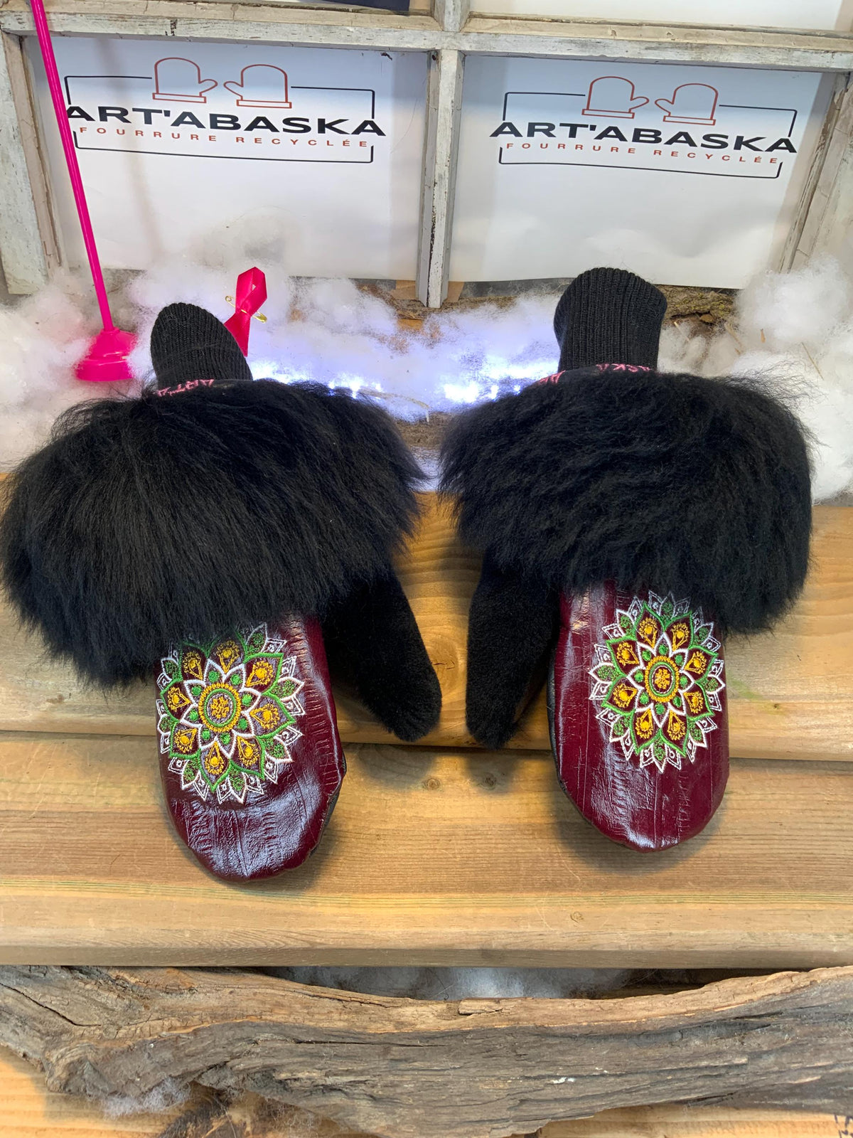 Mitaines de ville Bernadette faites à la main au Québec en fourrure recyclée avec cuir italien rouge vin style anguille et broderie mandala artistique grandeur Medium