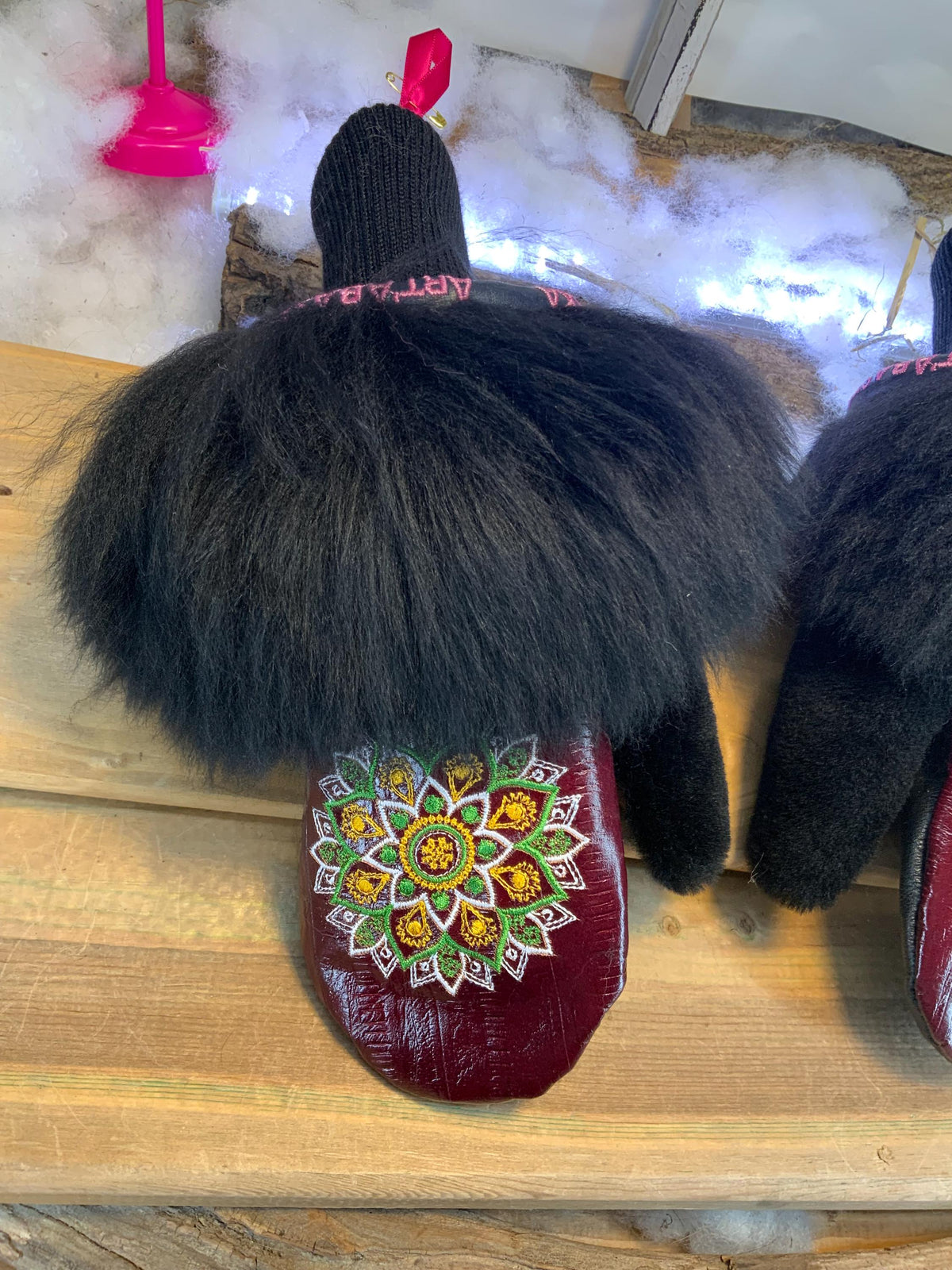 Mitaines de ville Bernadette faites à la main au Québec en fourrure recyclée avec cuir italien rouge vin style anguille et broderie mandala artistique grandeur Medium