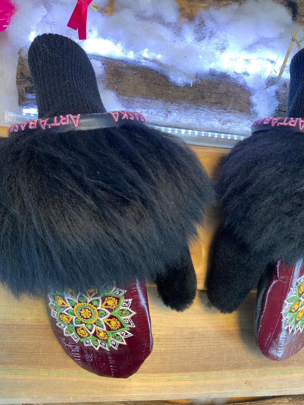 Mitaines de ville Bernadette faites à la main au Québec en fourrure recyclée avec cuir italien rouge vin style anguille et broderie mandala artistique grandeur Medium