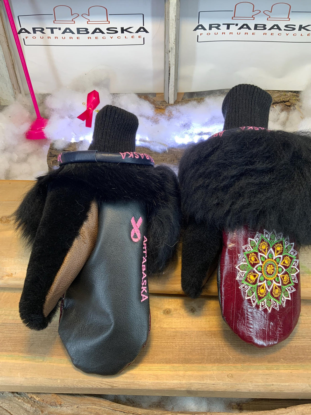 Mitaines de ville Bernadette faites à la main au Québec en fourrure recyclée avec cuir italien rouge vin style anguille et broderie mandala artistique grandeur Medium