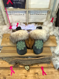 Mitaines de ville Gertrude faites à la main au Québec en fourrure recyclée avec broderie mandala artistique et finitions cuir grandeur Medium