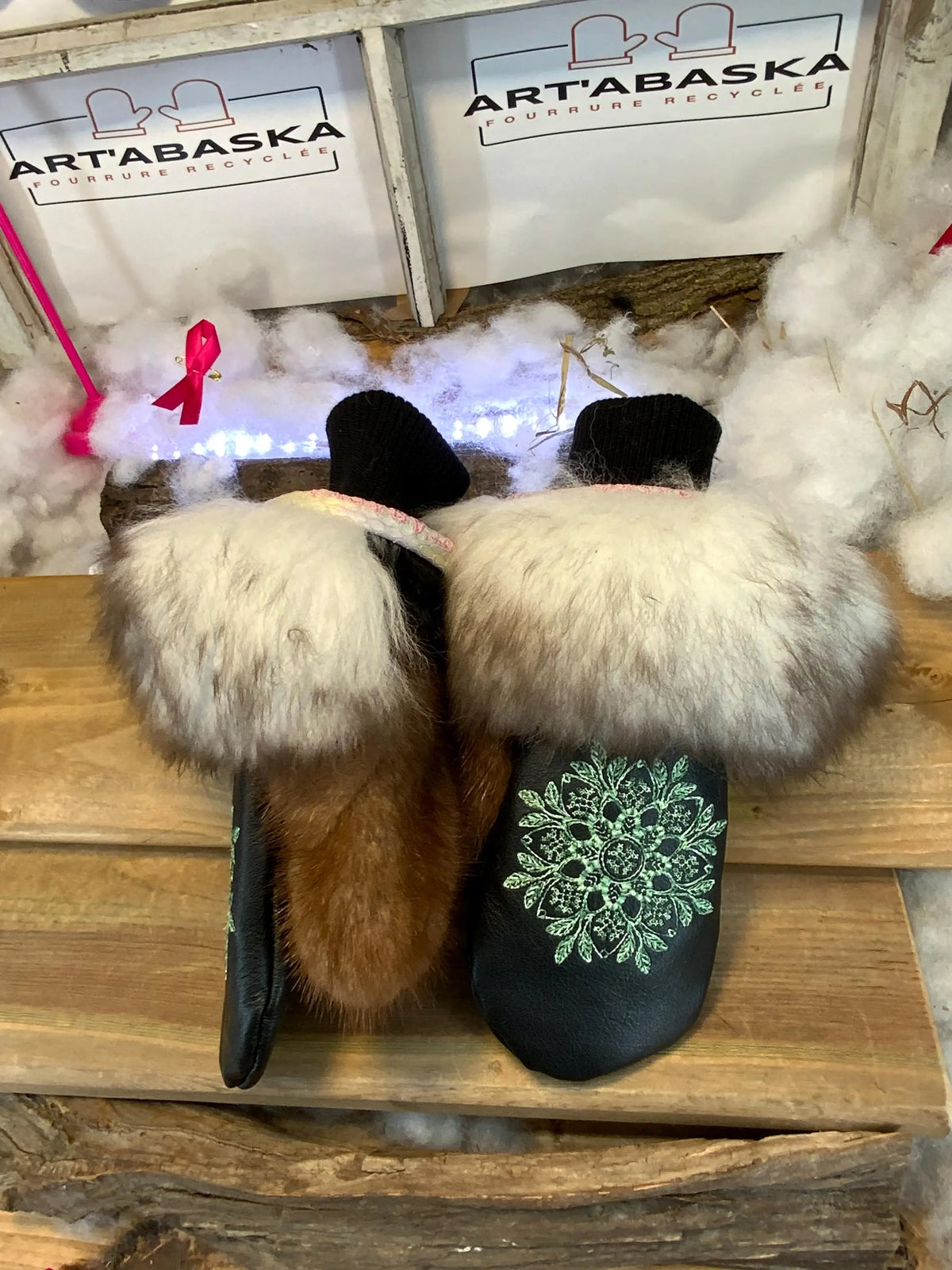 Mitaines de ville Gertrude faites à la main au Québec en fourrure recyclée avec broderie mandala artistique et finitions cuir grandeur Medium