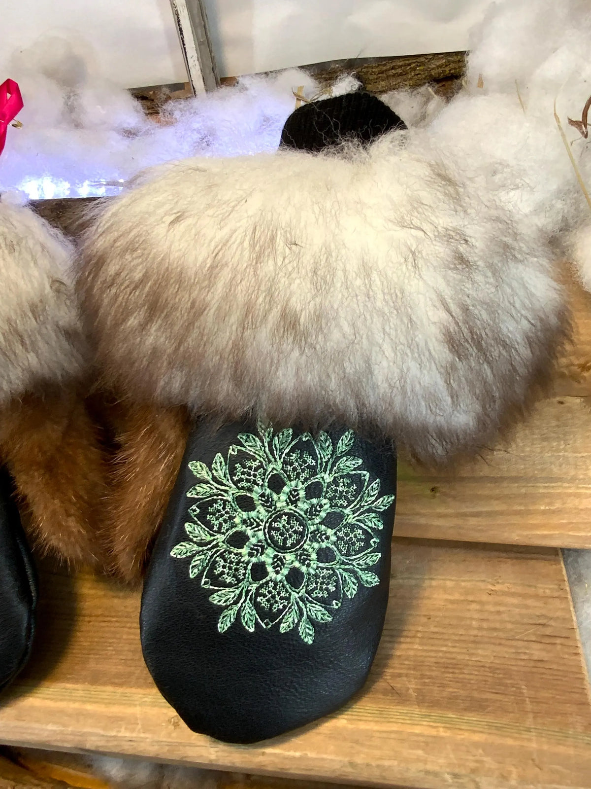 Mitaines de ville Gertrude faites à la main au Québec en fourrure recyclée avec broderie mandala artistique et finitions cuir grandeur Medium