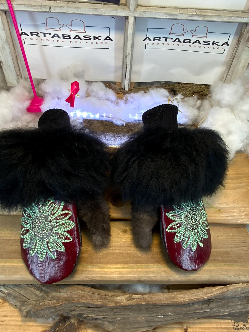 Mitaines de ville Céline faites à la main au Québec en fourrure recyclée avec cuir italien bourgogne et broderie mandala artistique grandeur Medium