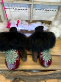 Mitaines de ville Céline faites à la main au Québec en fourrure recyclée avec cuir italien bourgogne et broderie mandala artistique grandeur Medium