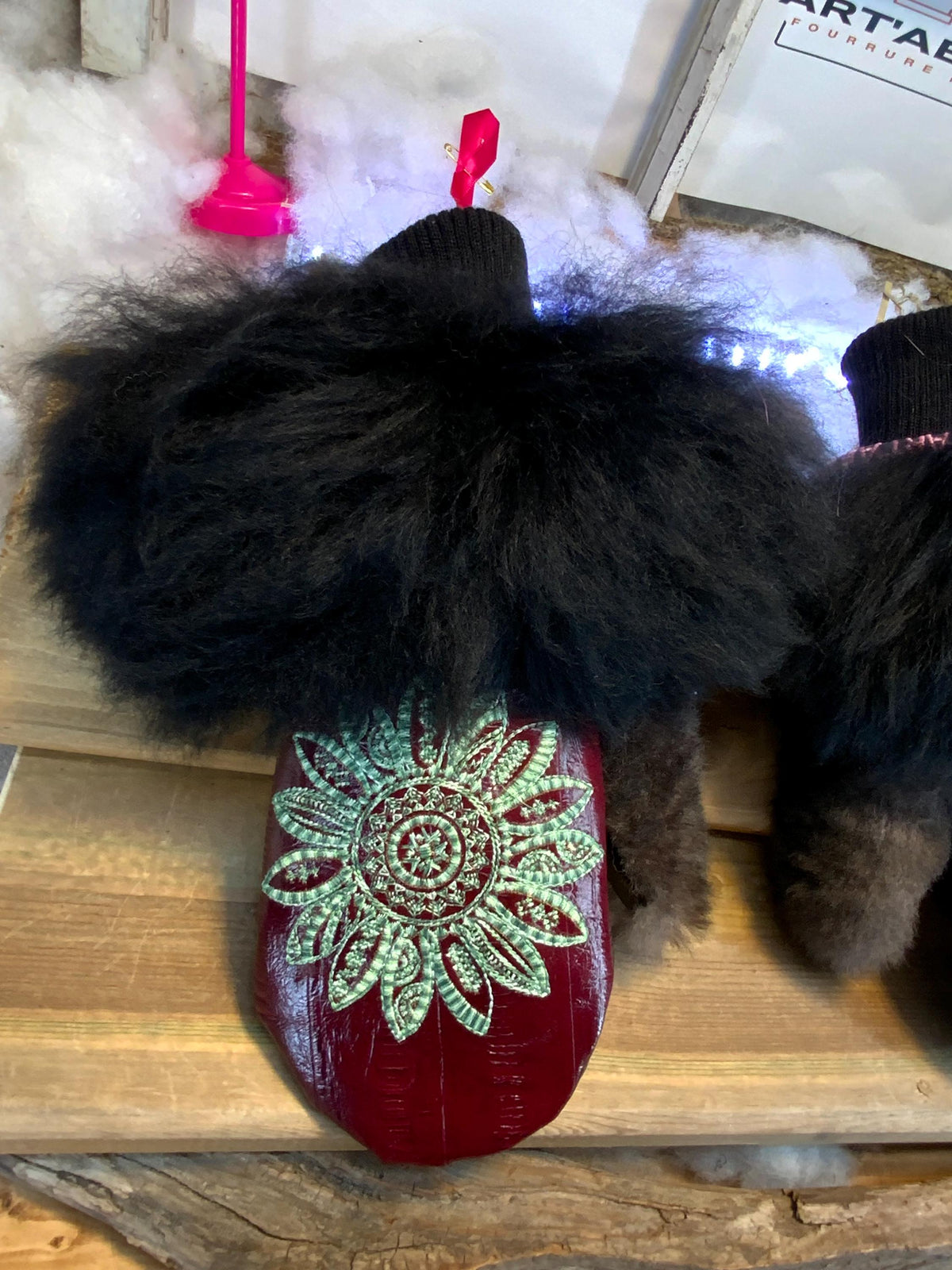 Mitaines de ville Céline faites à la main au Québec en fourrure recyclée avec cuir italien bourgogne et broderie mandala artistique grandeur Medium