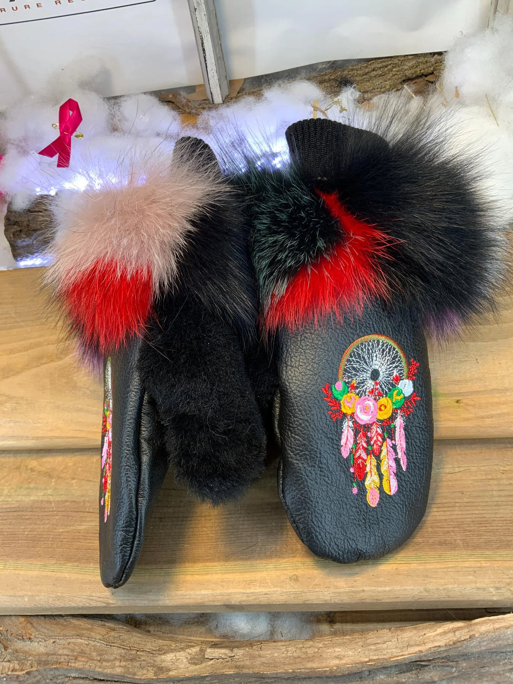 Mitaines de ville Carmelle faites à la main au Québec en fourrure recyclée patchwork avec broderie capteur de rêve grandeur Medium