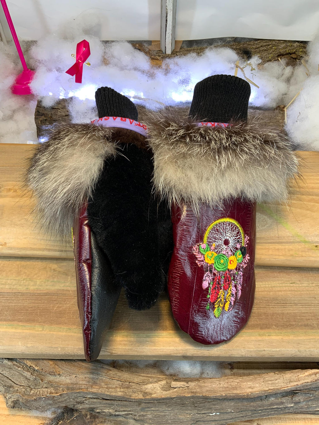 Mitaines de ville Denise faites à la main au Québec en fourrure recyclée avec cuir italien bourgogne et broderie capteur de rêve artistique grandeur Medium