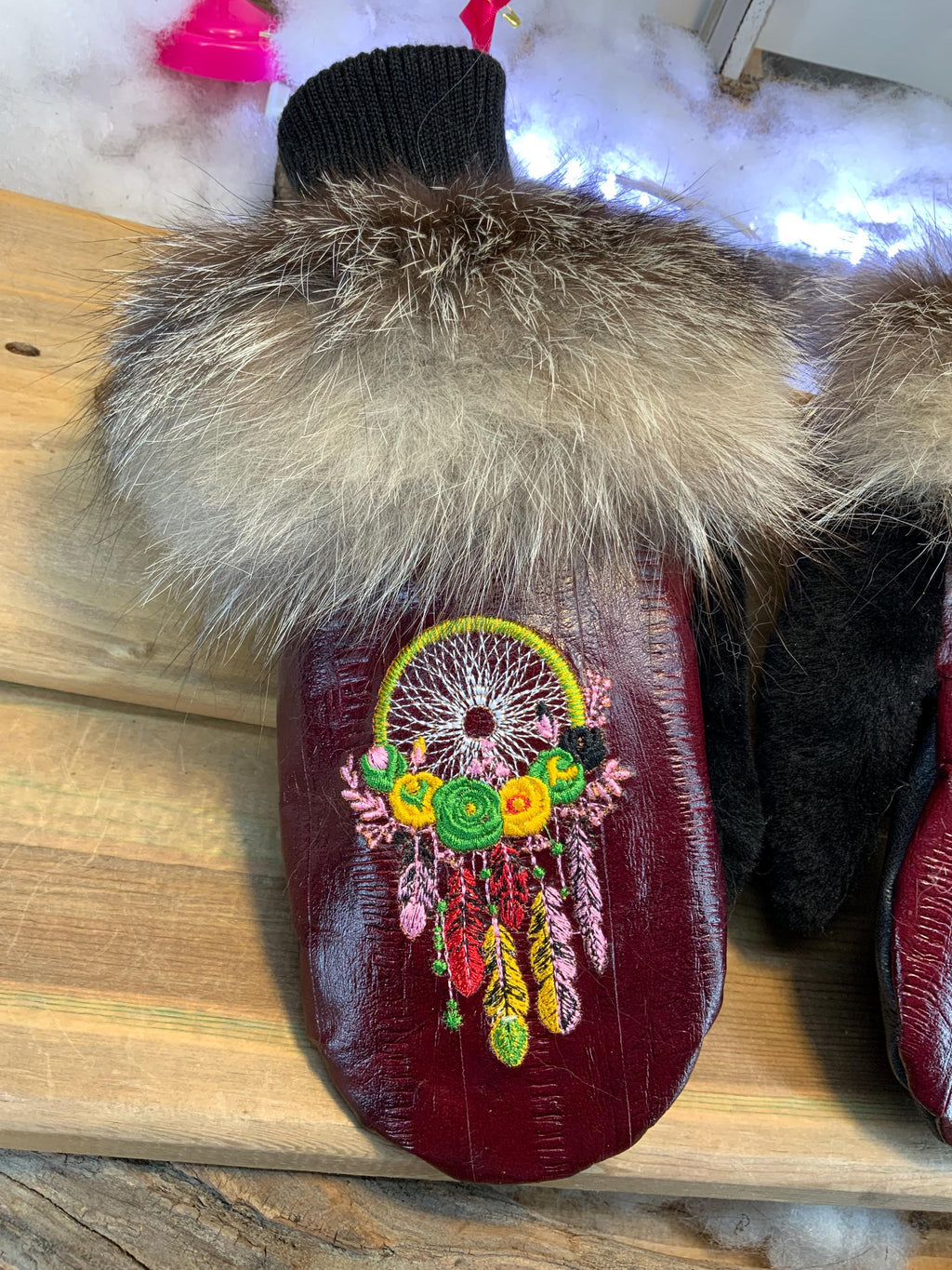Mitaines de ville Denise faites à la main au Québec en fourrure recyclée avec cuir italien bourgogne et broderie capteur de rêve artistique grandeur Medium