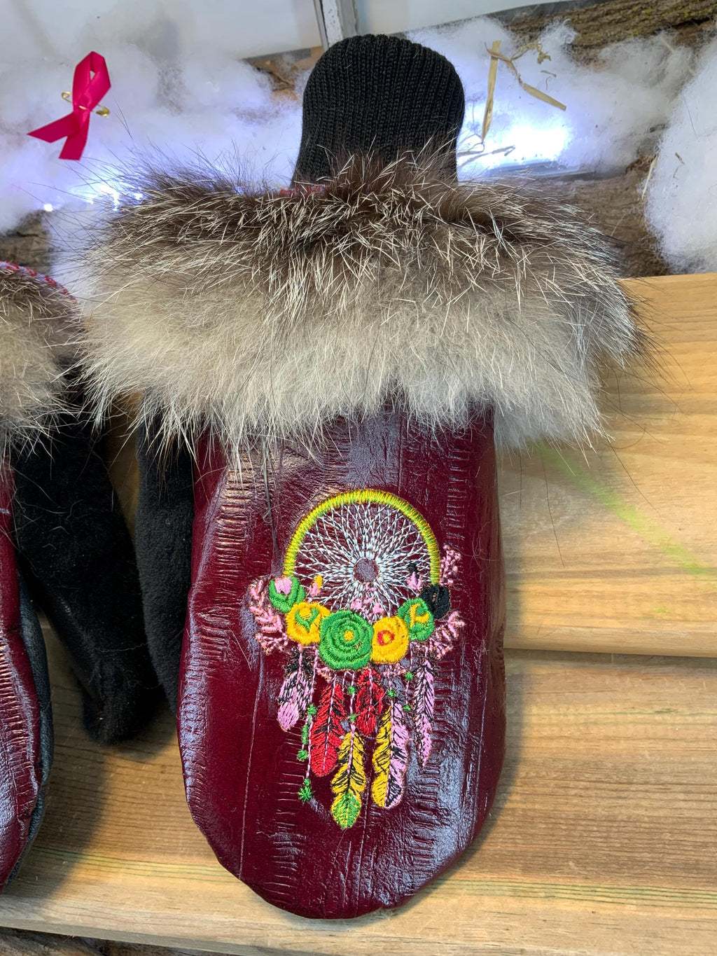 Mitaines de ville Denise faites à la main au Québec en fourrure recyclée avec cuir italien bourgogne et broderie capteur de rêve artistique grandeur Medium
