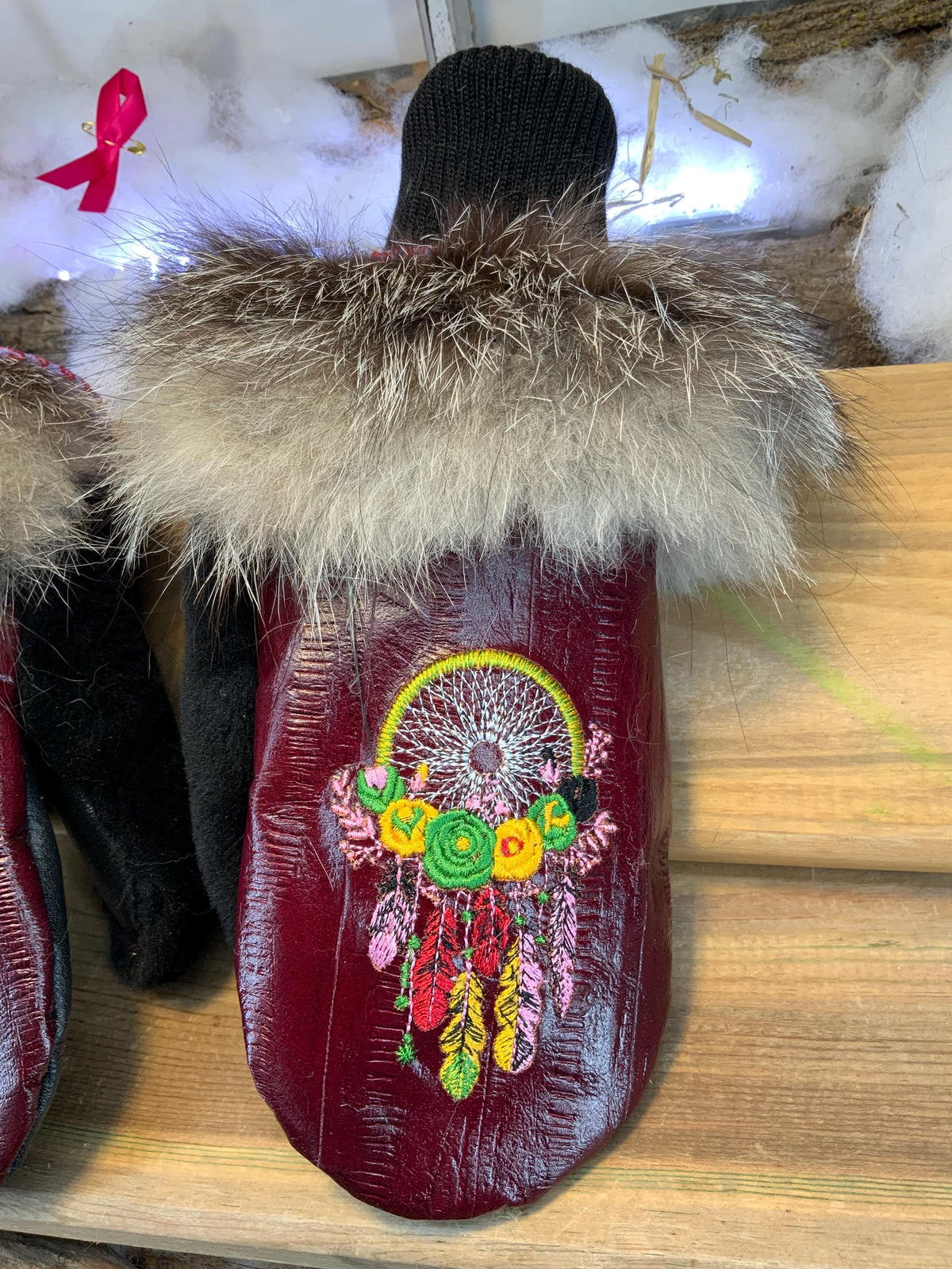 Mitaines de ville Denise faites à la main au Québec en fourrure recyclée avec cuir italien bourgogne et broderie capteur de rêve artistique grandeur Medium