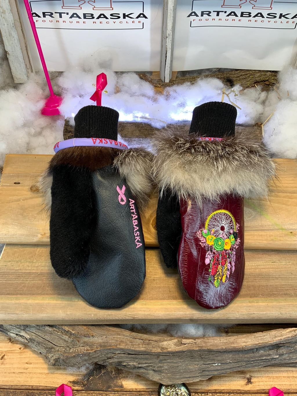 Mitaines de ville Denise faites à la main au Québec en fourrure recyclée avec cuir italien bourgogne et broderie capteur de rêve artistique grandeur Medium