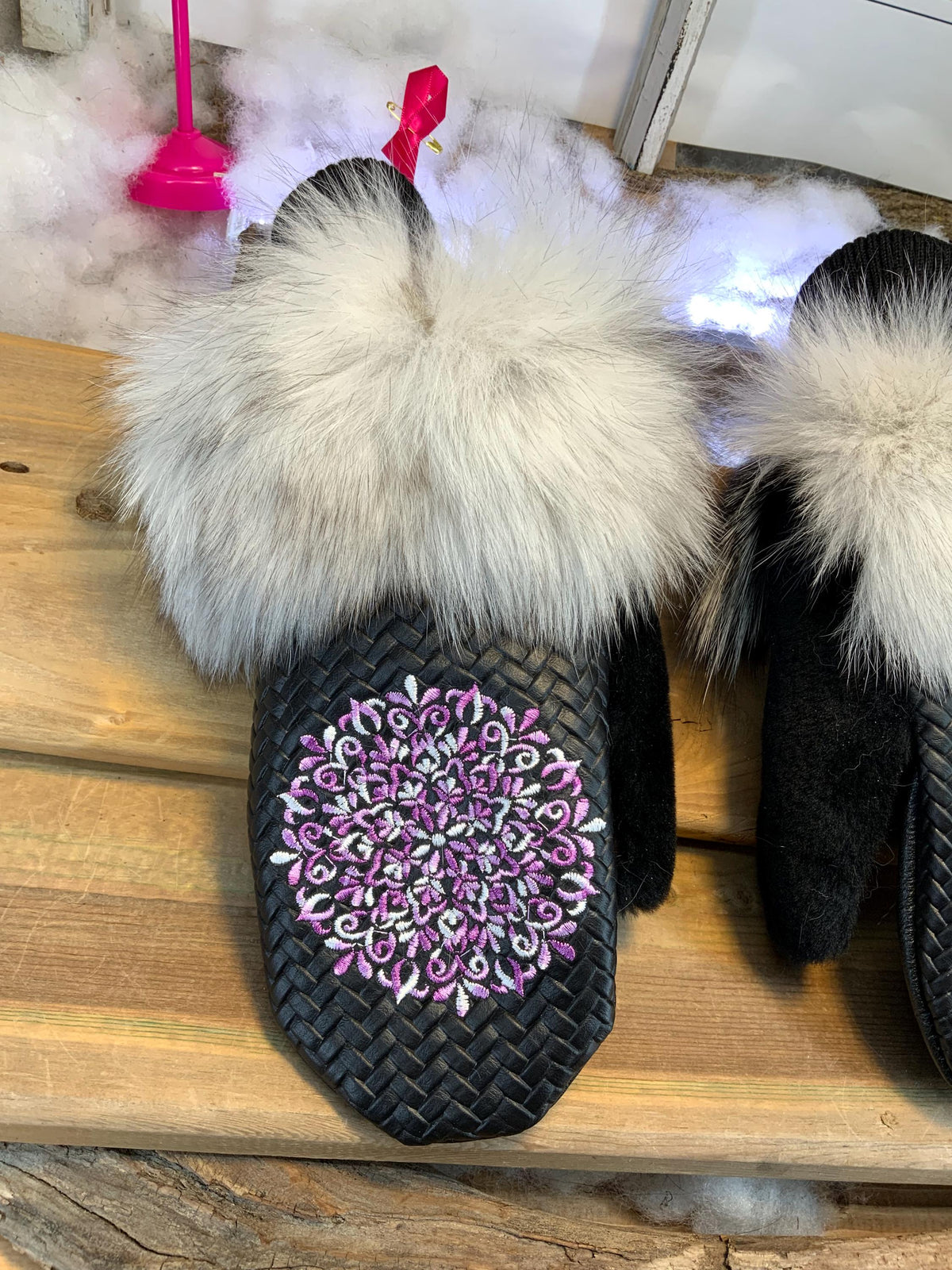 Mitaines de ville Constance faites à la main au Québec en fourrure recyclée avec cuir italien tressé noir et broderie mandala floral grandeur Medium