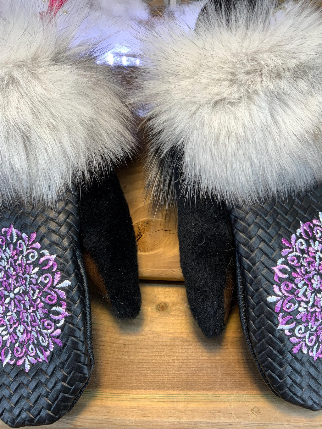 Mitaines de ville Constance faites à la main au Québec en fourrure recyclée avec cuir italien tressé noir et broderie mandala floral grandeur Medium