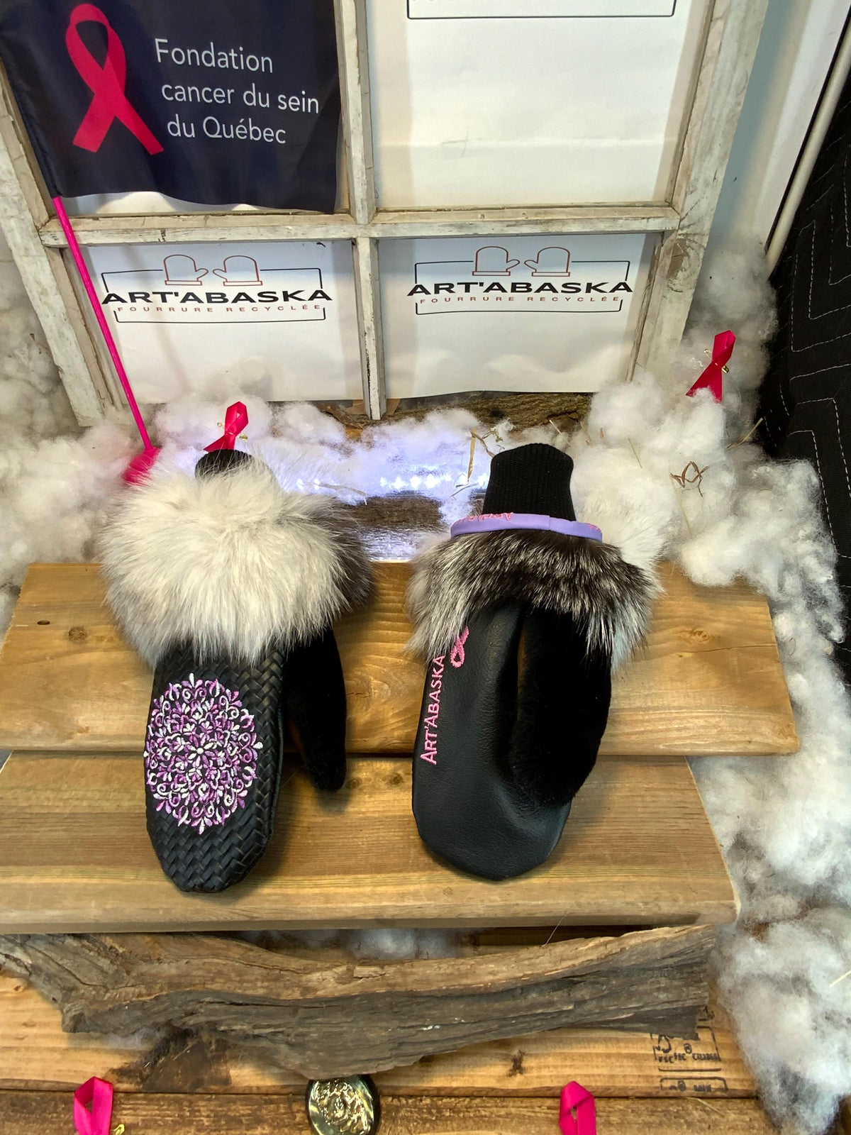 Mitaines de ville Constance faites à la main au Québec en fourrure recyclée avec cuir italien tressé noir et broderie mandala floral grandeur Medium