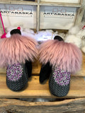 Mitaines de ville Marguerite faites à la main au Québec en fourrure recyclée avec cuir italien tressé et broderie mandala floral grandeur Medium